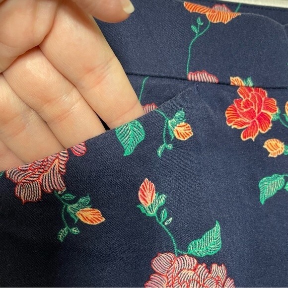 Chico's Floral Secret Stretch Textural Fleur Straight Leg Crop Pants Size Chico' - Picture 5 of 10